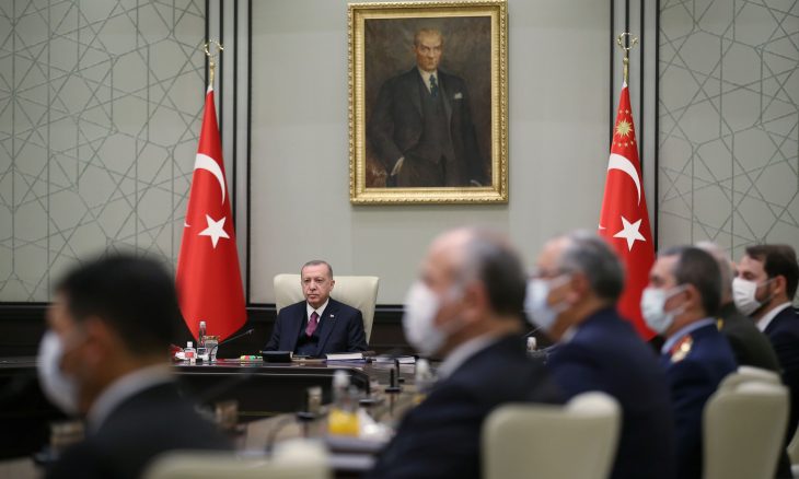 أردوغان ينحني أمام عاصفة نزيف الليرة التركية ويقبل رفع أسعار الفائدة بعدما خاض معركة خفضها